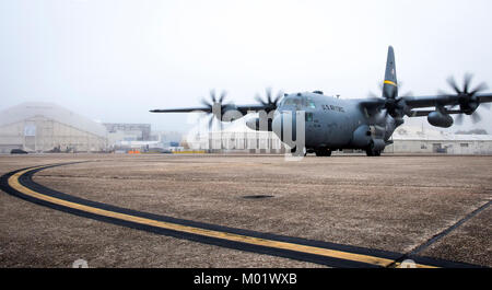 Eine C-130 H Taxis vorbei an der McKinley klimatischen Labor nach der Ankunft in Eglin Air Force Base, Fla., Jan. 11. Luftwaffe erste voll aufgerüstet C-130H ist hier für Test und Evaluierung auf die neue modifizierte Propeller und Motoren. (U.S. Air Force Stockfoto