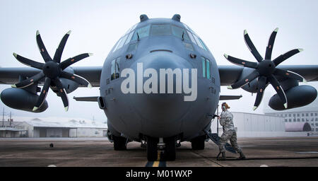 Ein 153 Airlift Wing Betreuer Stopfen in einen Generator, Kabel in Ihrem C-130 H nach der Ankunft in Eglin Air Force Base, Fla., Jan. 11. Luftwaffe erste voll aufgerüstet C-130H ist hier für Test und Evaluierung auf die neue modifizierte Propeller und Motoren. (U.S. Air Force Stockfoto