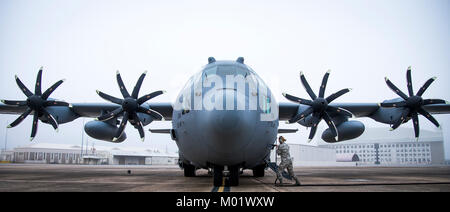 Ein 153 Airlift Wing Betreuer Stopfen in einen Generator, Kabel in Ihrem C-130 H nach der Ankunft in Eglin Air Force Base, Fla., Jan. 11. Luftwaffe erste voll aufgerüstet C-130H ist hier für Test und Evaluierung auf die neue modifizierte Propeller und Motoren. (U.S. Air Force Stockfoto