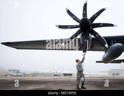 Staff Sgt. Ethan Mulhern, 153 Airlift Wing Maintainer, Orte ein Deckel über ein C-130 H Luftansaugkrümmer des Motors nach der Ankunft in Eglin Air Force Base, Fla., Jan. 11. Luftwaffe erste voll aufgerüstet C-130H ist hier für Test und Evaluierung auf die neue modifizierte Propeller und Motoren. (U.S. Air Force Stockfoto