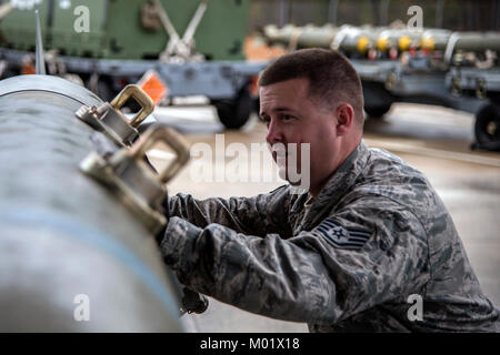 Staff Sgt. John Beeson, 23 d Maintenance Squadron (MXS) Munition Inspector, schiebt einen Joint Direct Attack Munition, Jan. 11, 2018, bei Moody Air Force Base, Ga. Die 23d MXS ein Kampf Munition Klasse gewöhnen zu helfen und die Bereitschaft, Ihre Flieger gut in einer bereitgestellten Umgebung durchführen zu verbessern. (U.S. Air Force Stockfoto