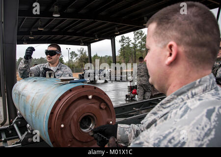 Staff Sgt. John Beeson, 23 d Maintenance Squadron (MXS) Munition Inspector, rechts, jagt eine Scharfschaltung Kabel durch den Kabelkanal eines Joint Direct Attack Munition zu älteren Flieger Koal Allen, 23d MXS storage Facharbeiter, Jan. 11, 2018, bei Moody Air Force Base, Ga. Die 23d MXS ein Kampf Munition Klasse gewöhnen zu helfen und die Bereitschaft, Ihre Flieger gut in einer bereitgestellten Umgebung durchführen zu verbessern. (U.S. Air Force Stockfoto