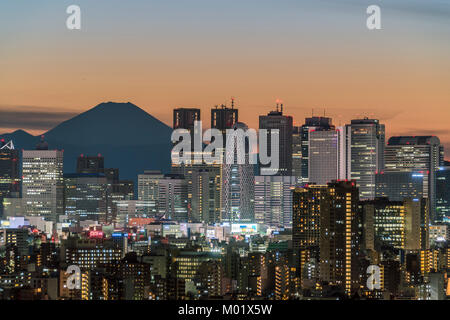 Shinjuku Wolkenkratzer und Mt. Fuji, Shinjuku, Tokyo, Japan Stockfoto