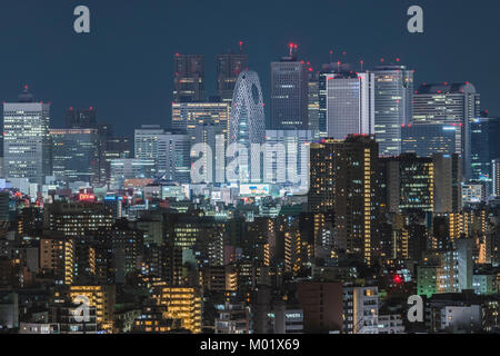 Die Wolkenkratzer in Shinjuku bei Nacht, Shinjuku, Tokyo, Japan Stockfoto