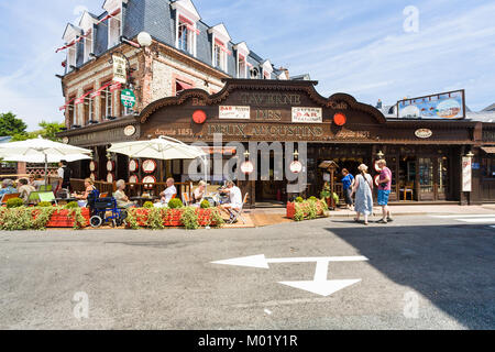 ETRETAT, Frankreich - 1. JULI 2010: Touristen in der Nähe von Restaurant Des Deux Augustins mit lokalen typisch normannische Küche in Etretat Stadt im Sommer. Etretat ich Stockfoto