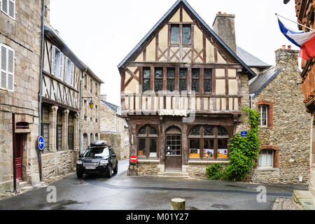 TREGUIER, Frankreich - Juli 2, 2010: Große russische Auto mit Touristen auf einer schmalen Straße in der Nähe von Ernest Renan's Haus in Treguier Stadt. Treguier ist Hafenstadt auf t Stockfoto