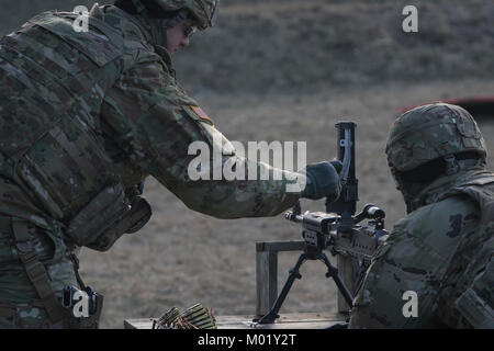 Us-Soldaten zur Unterstützung der Truppe zugeordnet, 3 Staffel, 2. Kavallerie Regiments und Soldat aus der 287 Military Police Company, 97th MP Bataillons, 89 MP Brigade qualifizieren mit Ihrer M240 an einer Strecke nahe Bemowo Piskie, Polen, Jan. 16, 2018. Diese Soldaten sind ein Teil der einzigartigen, multinationalen Battle Group, bestehend aus USA, Großbritannien, Kroatischen und Rumänische Soldaten dienen, die mit der polnischen 15 mechanisierte Brigade als Abschreckung Kraft im Nordosten Polens in der Unterstützung der NATO-Präsenz verstärkt nach vorne. (U.S. Armee Stockfoto