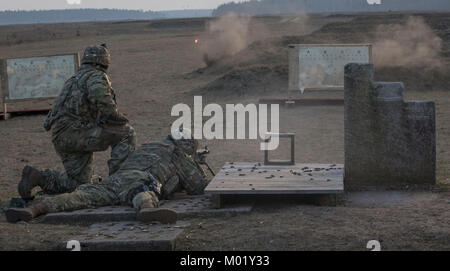 Us-Soldaten zur Unterstützung der Truppe zugeordnet, 3 Staffel, 2. Kavallerie Regiments und Soldat aus der 287 Military Police Company, 97th MP Bataillons, 89 MP Brigade qualifizieren mit Ihrer M240 an einer Strecke nahe Bemowo Piskie, Polen, Jan. 16, 2018. Diese Soldaten sind ein Teil der einzigartigen, multinationalen Battle Group, bestehend aus USA, Großbritannien, Kroatischen und Rumänische Soldaten dienen, die mit der polnischen 15 mechanisierte Brigade als Abschreckung Kraft im Nordosten Polens in der Unterstützung der NATO-Präsenz verstärkt nach vorne. (U.S. Armee Stockfoto