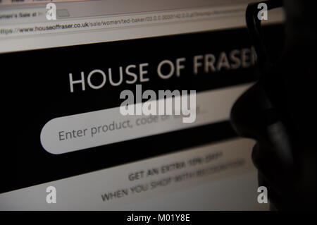 Eine Frau sieht das Haus von Fraser website Stockfoto