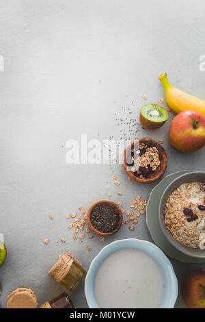 Gesundes Frühstück. Müsli mit Obst. Joghurt mit Samen Stockfoto