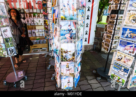 PERROS-GUIREC, Frankreich - Juli 3, 2010: Touristische im Souvenirshop Saint-Guirec Strand von Perros-Guirec Kommune auf rosa Granit Küste des Ärmelkanals in Stockfoto