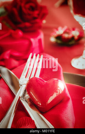 St. Vsalentines Tag Abendessen. Valentines daytable Einstellung in rustikal-eleganten Stil mit Besteck. Romantisches Abendessen Stockfoto