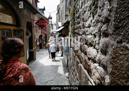 LE MONT SAINT-MICHEL - Juli 5, 2010: Touristen entlang der schmalen Straße in Saint Michael's Castle. Le Mont Saint-Michel ist eine Insel im Département Normand Stockfoto