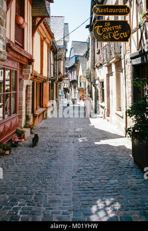 Saint-malo, Frankreich - 7. JULI 2010: Touristen auf Fußgänger Stein mittelalterliche Straße in Vitre Altstadt. Saint-malo ist eine französische Gemeinde im Département Ille-et-Vilaine in Stockfoto