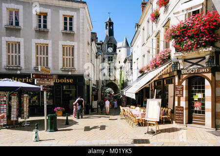 AMBOISE, Frankreich - Juli 8, 2010: die Menschen in der Nähe des Clock Tower (Tour De L'Horloge) auf der Straße Rue Nationale in Amboise Stadt. Amboise ist im Département Indre-e Stockfoto