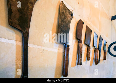 CHENONCEAUX, Frankreich - 8. JULI 2010: die alten Messer in der Küche an der Wand im Schloss Chateau de Chenonceau. Die aktuelle Palast wurde in Indre-et-Loire dep Stockfoto