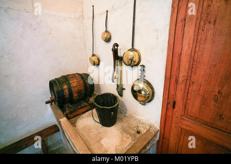 CHENONCEAUX, Frankreich - 8. JULI 2010: alte Küchengeräte in der Küche Zimmer von Schloss Chateau de Chenonceau. Die aktuelle Palast wurde in Indre-et-Loi Stockfoto