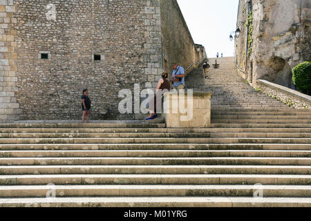 BLOIS, Frankreich - 8. JULI 2010: Touristen auf Schritte Escaliers Denis Papin in Blois. Blois ist die Hauptstadt von Loir-et-Cher in Frankreich Stockfoto