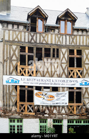 ORLEANS, Frankreich - 9. JULI 2010: Restaurierung der mittelalterlichen Fachwerkhaus in Orleans. Orleans ist die Hauptstadt des Departements Loiret und der Th Stockfoto