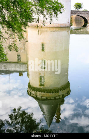 SULLY-SUR-LOIRE, Frankreich - 9. JULI 2010: Reflexion der Turm von Schloss Château de Sully-sur-Loire im Burggraben. Das Fort ist das Renaissance Schloss in entfernt Stockfoto