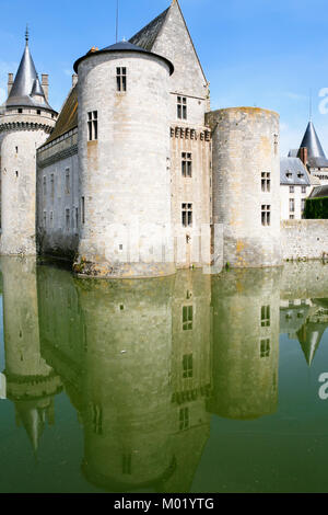 SULLY-SUR-LOIRE, Frankreich - 9. JULI 2010: Schloss Château de Sully-sur-Loire mit Wassergraben. Das Fort ist das Renaissance Schloss in Sully-sur-Loire entfernt Stadt in Stockfoto