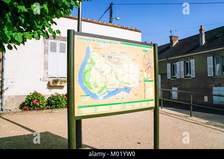 GERMIGNY-DES-Pres, Frankreich - 9. JULI 2010: Outdoor stand mit Karte von commume Germigny-des-Pres. Germigny-des-Prés ist eine Gemeinde im Département Loiret Abteilung Stockfoto