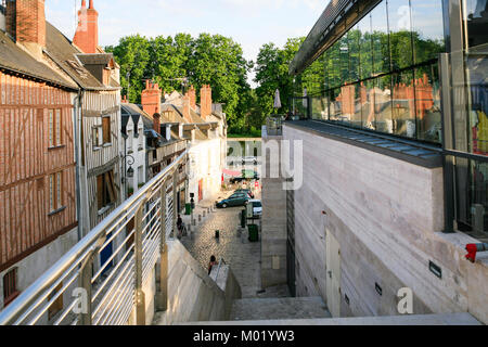 ORLEANS, Frankreich - 9. Juli 2010: Ansicht des Quai du Chatelet der Loire von der Straße Rue de La Roterne in Orleans. Orleans ist die Hauptstadt des Loiret Stockfoto