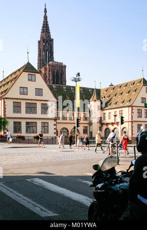 Straßburg, Frankreich - 10. JULI 2010: Menschen auf Platz du Corbeau in Straßburg Stadt. Straßburg ist die Hauptstadt der Region Grand Est und Bas-Rhin depar Stockfoto