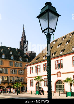 Straßburg, Frankreich - Juli 10, 2010: Die Menschen auf der Straße Rue du Vieux-Marche Aux-Poissons in Straßburg-Stadt. Straßburg ist die Hauptstadt der Region Grand Est Stockfoto