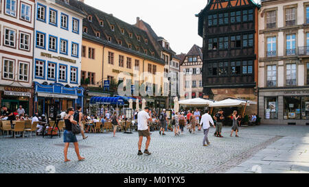 Straßburg, Frankreich - Juli 10, 2010: Touristen auf Platz Place de la Cathedrale in der Nähe von mittelalterlichen Häusern. Römisch-katholische Kathedrale wurde in ihr erbaut 1015-1439 Stockfoto