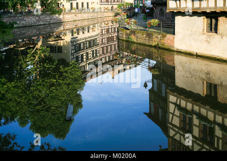 Straßburg, Frankreich - 11. JULI 2010: Menschen am Kai der Ill in Petite France Viertels in die Stadt Straßburg. Straßburg ist die Hauptstadt der Region Grand Est Stockfoto