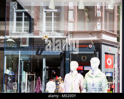 AACHEN, DEUTSCHLAND - 27. JUNI 2010: Spiegelbild im Schaufenster auf Kramerstrasse Straße in Aachen im Sommer. Die Stadt Aachen, der Platz war, wo 31 Heiligen Ro Stockfoto