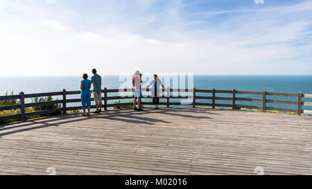 Boulogne-sur-Mer, Frankreich - 30. JUNI 2010: Touristen am Aussichtspunkt auf Cap Gris-Nez in Cote d'Opale Region Pas-de-Calais. Die Klippen von Kap Gris-Nez sind die Stockfoto