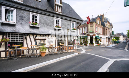 ETRETAT, Frankreich - Juli 1, 2010: typisch normannische Restaurants und Wohnhäuser auf der Straße Rue Alphonse Karr in Etretat Stadt im Sommer. Etretat ist comm Stockfoto