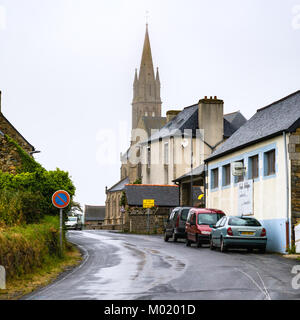 Pleubian, Frankreich - 2. Juli 2010 - Blick auf die Kirche Saint-Pierre im Nebel von der Straße Rue Skol in Pleubian Stadt der Cotes-d'Armor und der Stockfoto