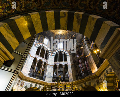 AACHEN, DEUTSCHLAND - 27. JUNI 2010: Mosaik arch Octagon Pfalzkapelle im Aachener Dom. Der Dom ist eine der ältesten Kathedralen in Europa, es war Stockfoto