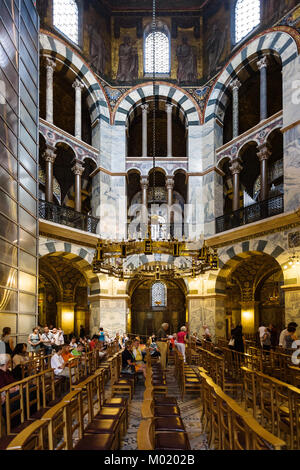 AACHEN, DEUTSCHLAND - 27. JUNI 2010: Touristen in achteckigen Pfalzkapelle im Aachener Dom. Der Dom ist eine der ältesten Kathedralen in Europa, Es war Co Stockfoto