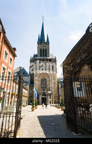 AACHEN, DEUTSCHLAND - Juni 27, 2010: die Menschen in der Nähe von West Tower des Aachener Doms im Sommer. Der Dom ist eine der ältesten Kathedralen in Europa, es war konst Stockfoto