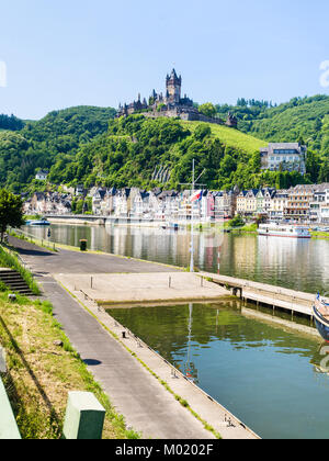 COCHEM, Deutschland - 28. JUNI 2010: Blick auf die Stadt Cochem mit Reichsburg von Cochem an der Mosel Ufer im Sommer Tag. Cochem ist die größte Stadt in t Stockfoto