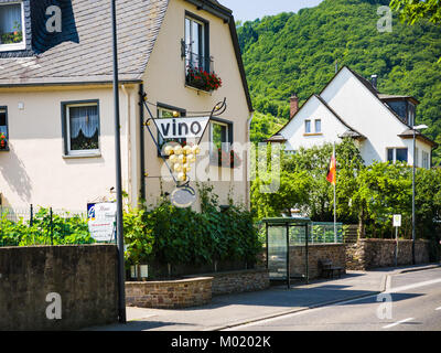 ZELL MOSEL, Deutschland - 28. JUNI 2010: weinstock Restaurants und Gasthäuser entlang Moselweinstraße in Mosel River Valley in Cochem-Zell Region im sonnigen Stockfoto