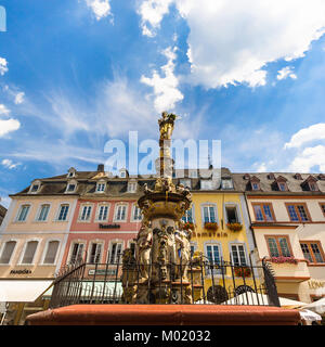 TRIER, Deutschland - 28. JUNI 2010: petrusbrunnen Brunnen auf dem Hauptmarkt (Marktplatz) in Trier Stadt im Sommer. Alter Markt Square ist mittel- und o Stockfoto