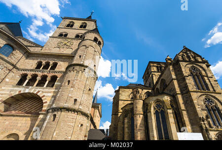 TRIER, Deutschland - 28. JUNI 2010: die Türme der Kathedrale von Trier im Sommer. Der Dom ist die älteste Kathedrale in Deutschland, erste Gebäude in 270 ihr gebaut wurde Stockfoto