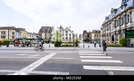 TROYES, Frankreich - 29. JUNI 2010: wandern Menschen und Radfahrer in der Nähe von Town Hall auf Platz Marechal Foch in Troyes. Troyes ist die Hauptstadt der Aube de Stockfoto