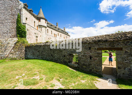 PLOEZAL, Frankreich - Juli 3, 2010: Touristische nimmt Foto der mittelalterlichen Burg Chateau de La Roche-Jagu in Cotes-d'Armor in der Bretagne im sonnigen Summe Stockfoto