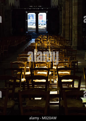TREGUIER, Frankreich - 6. JULI 2010: viele Stühle im Kirchenschiff, Treguier Dom (Kathedrale Saint-Tugdual de Treguier). Bau der Kirche wurde gestartet Stockfoto