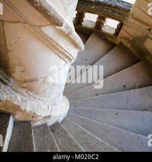 CHAMBORD, Frankreich - Juli 7, 2010: Spirale Schritte in Schloss Chateau de Chambord. Chambord ist das größte Schloss im Tal der Loire, Es war, als ein hu gebaut Stockfoto