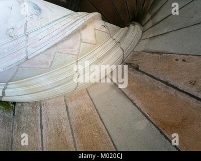 CHAMBORD, Frankreich - Juli 7, 2010: Wendeltreppe im Schloss Chateau de Chambord. Chambord ist das größte Schloss im Tal der Loire, Es war, als ein hu gebaut Stockfoto