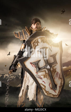 Junger Mann mit cosplaying fantasy Ritter Kostüm Stockfoto