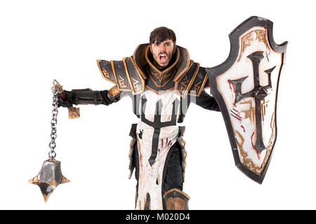 Junger Mann mit cosplaying fantasy Ritter Kostüm Stockfoto