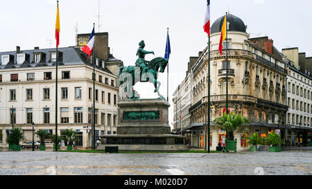 ORLEANS, Frankreich - 9. JULI 2010: Blick auf den Platz Place du Martroi mit Denkmal von Jeanne d'Arc in Orleans. Orleans ist die Hauptstadt des Loiret de Stockfoto